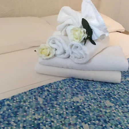 Laris 住宿加早餐酒店 卡斯特拉巴特